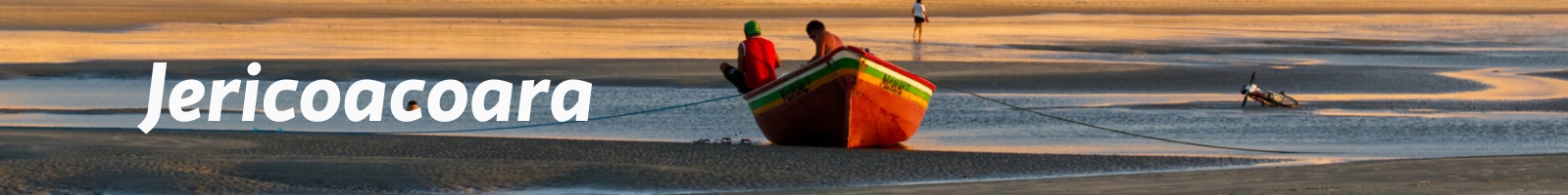 Paysage brésilien à Jericoacoara. plage de sable blanc avec une barque et des pêcheurs. Guide d'adresse au brésil avec des destinations brésiliennes.