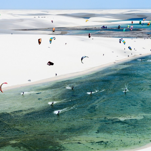 Immense plage brésilienne avec des surfeur à Jericoacoara